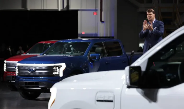 Ford plans extended-range powertrains for large SUVs, pickups