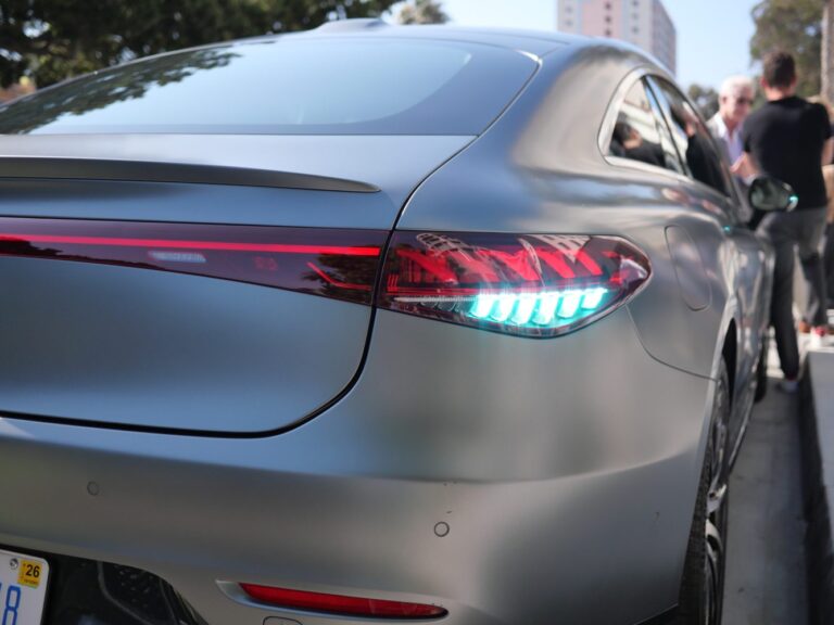 NHTSA proposes cyan lights for robotaxis, following Mercedes/China